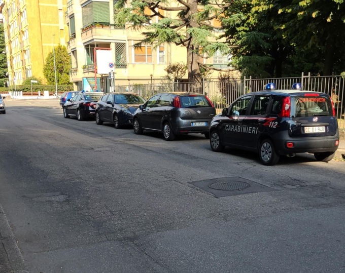 Si barrica in casa per evitare l’arresto
