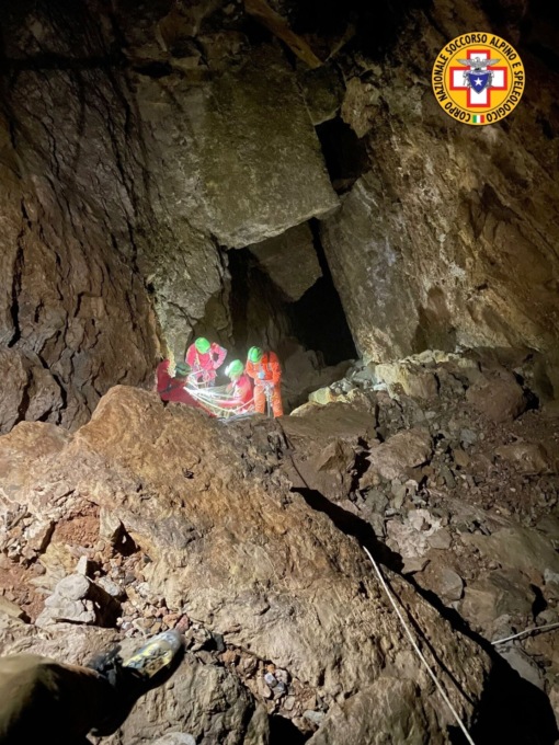 Colpito da un sasso in una grotta, 30enne salvato