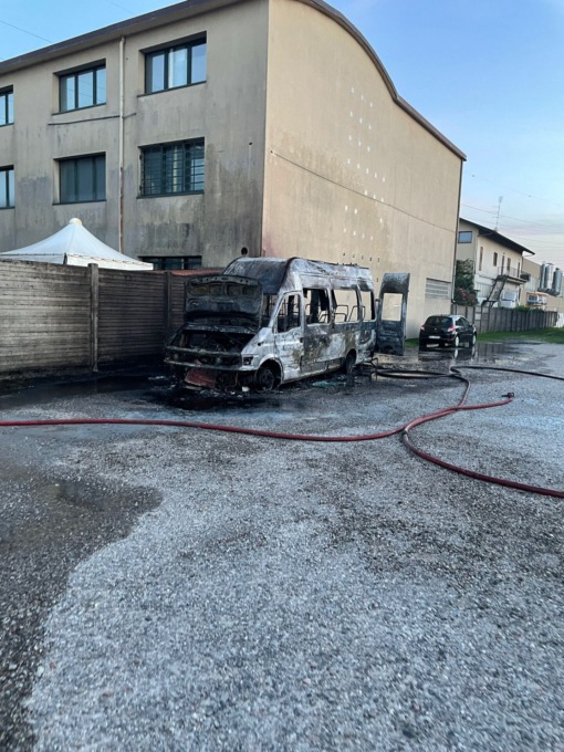 Pulmino in fiamme: 56enne intossicato nel tentativo di spegnere il rogo