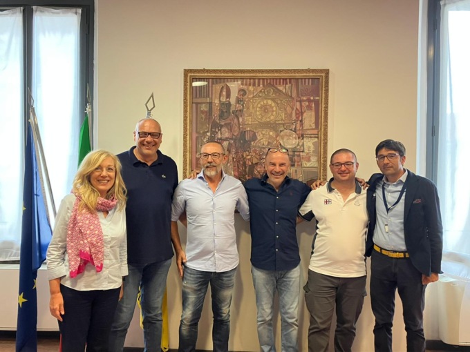 Il sindaco saluta il dipendente che andrà in pensione