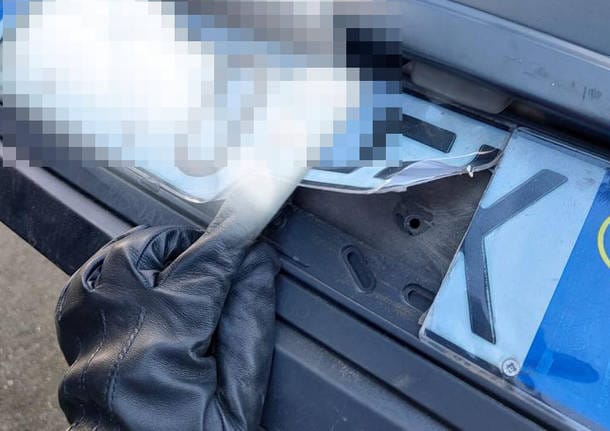 Scappano all’alt della Polizia: viaggiavano con una targa fotocopiata