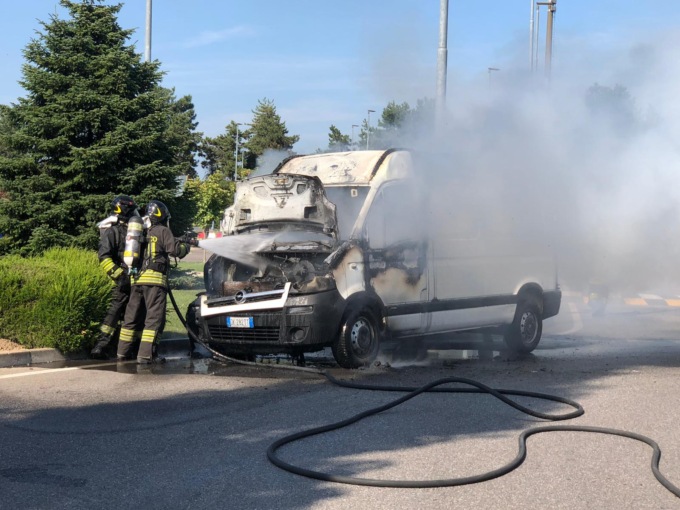 Furgone in fiamme: intervengono i Vigili del Fuoco