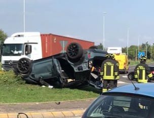 Urta un’altra auto e si ribalta alla rotonda