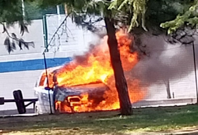 Auto a metano in fiamme: intervengono i Vigili del Fuoco