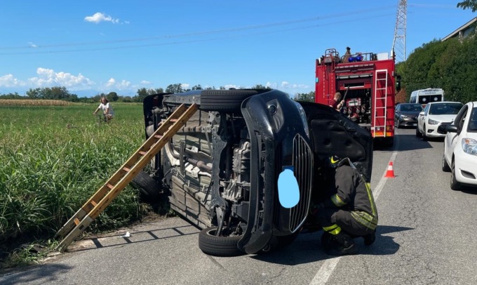 Scontro tra due auto: 22enne si ribalta