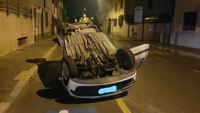 Scontro all’incrocio nella notte: auto si ribalta