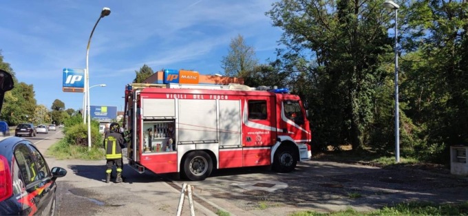 Perdita di carburante, chiuso il distributore di benzina Ip sulla Statale del Sempione