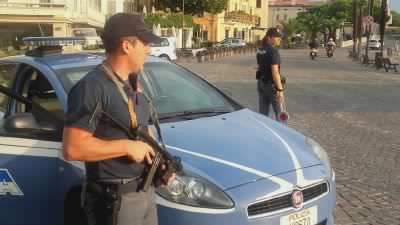 Il poliziotto gli chiede i documenti e lui lo investe