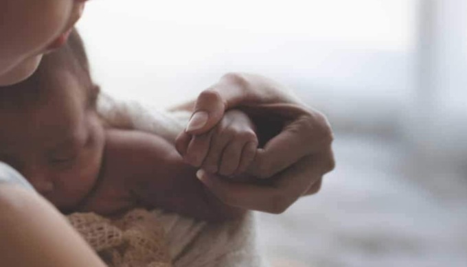 Profuga ucraina partorisce il suo bimbo: paese in festa