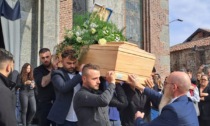 Bagno di folla a Turbigo ai funerali del ragazzo ucciso da un colpo di pistola