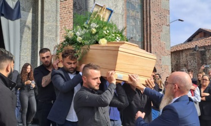 Bagno di folla a Turbigo ai funerali del ragazzo ucciso da un colpo di pistola