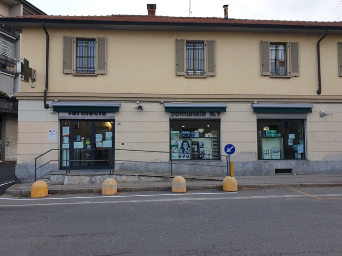 A volto coperto con coltello rapina la farmacia comunale