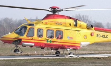 Grave incidente tra un’auto e una moto: coinvolte tre persone