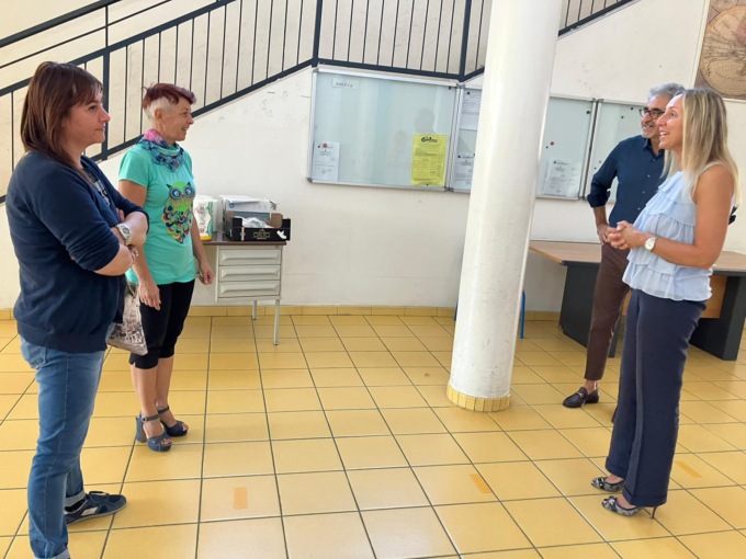 Jessica Oldani, Natascia Trezzi e assessore Giampiero Chiodini consegna materiale scuole
