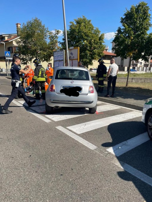 Accusa un malore in auto e finisce contro il palo