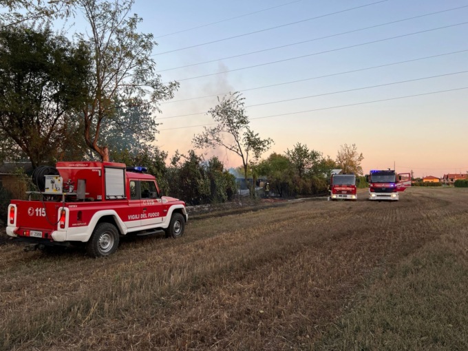 In fiamme un capanno per gli attrezzi: nessun ferito