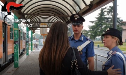 Molestano, palpeggiano e accerchiano due ragazze: arrestati due minori