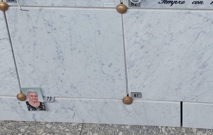 Doveva salutare la madre defunta, ma il Comune dimentica di avvisare il cimitero