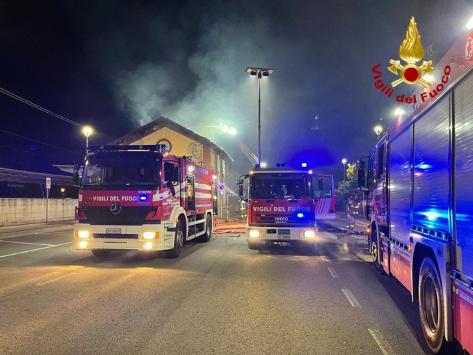 Magazzino in fiamme nella notte: intervengono i Vigili del Fuoco