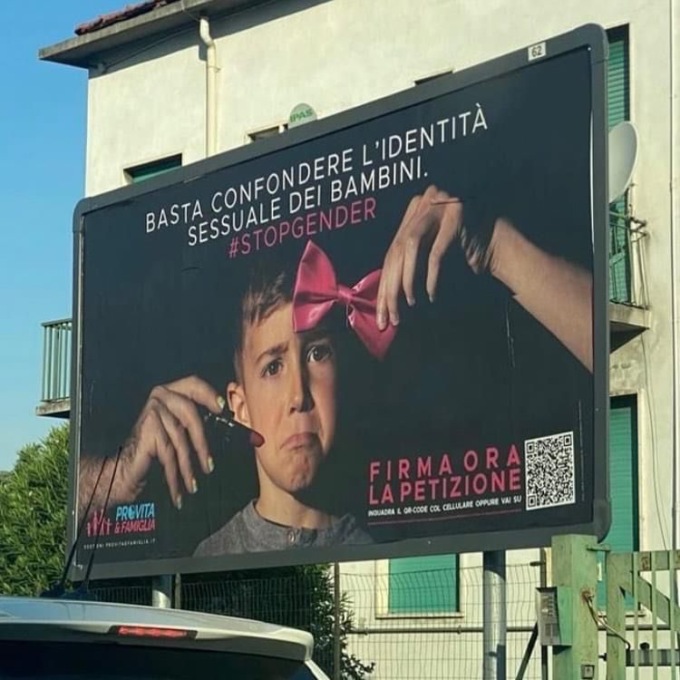 Pubblicità “Stopgender” lungo la strada: “Illegale, toglietelo”