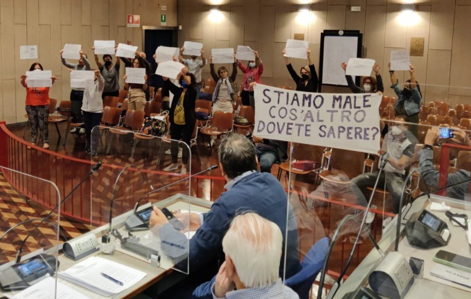 Con gli striscioni in Consiglio comunale: “Stiamo male, basta miasmi”