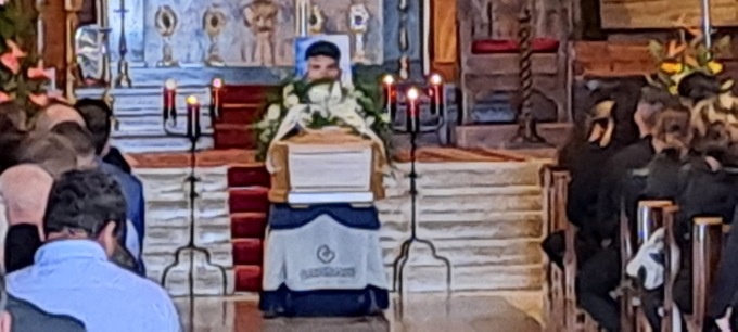 Bagno di folla a Turbigo ai funerali del ragazzo ucciso da un colpo di pistola