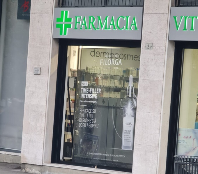 Spaccano la vetrina per rubare in farmacia