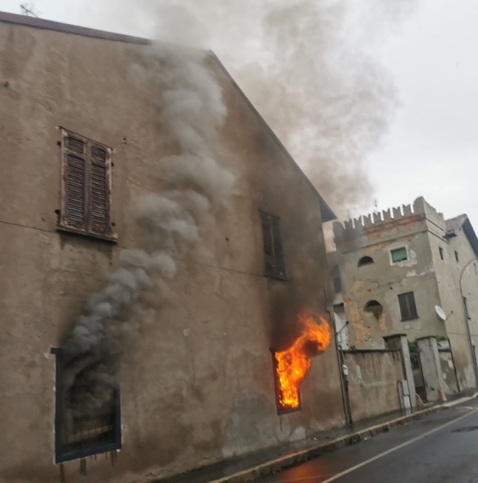 Incendio in un’abitazione, leggermente intossicato un 12enne