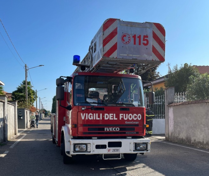 Puzza di gas a scuola, arrivano i pompieri