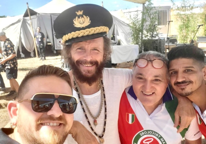 Fa le pizze per tutti i vip del “Jova Beach Party”