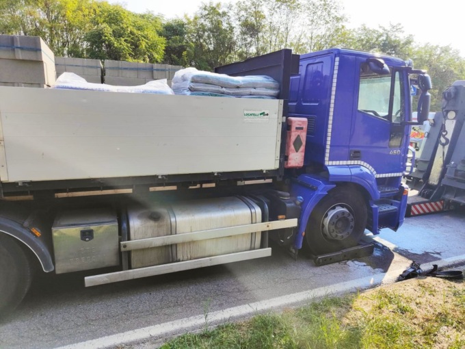 Camion in fiamme, gli agenti della Polizia Locale spengono il fuoco