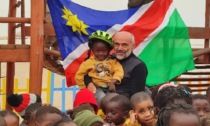 In Namibia in bicicletta per aiutare i bambini delle baraccopoli