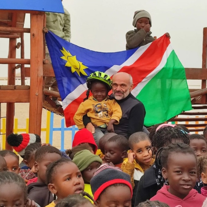 In Namibia in bicicletta per aiutare i bambini delle baraccopoli