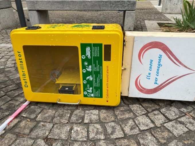 Butta a terra la colonnina del defibrillatore, denunciato