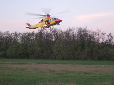 Auto contro moto, paura per l’incidente