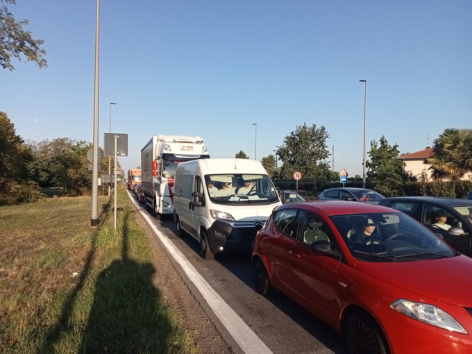Sempione in tilt, ancora un incidente stradale al semaforo di via Lainate