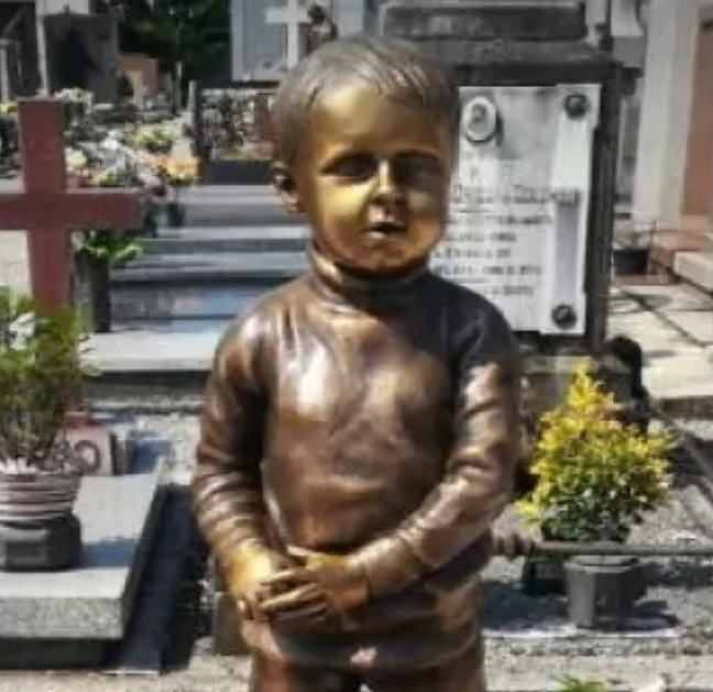 Ladri al cimitero: rubata la statua sulla tomba di un bimbo