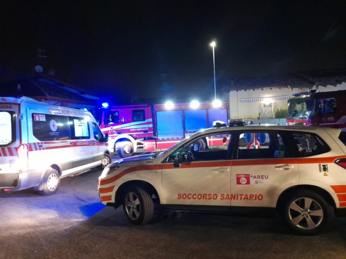 Incendio in casa, la padrona scappa sul tetto: salvata