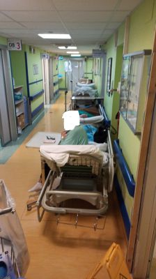 Barelle nei corridoi del Pronto soccorso in fila indiana: si può andare avanti così?