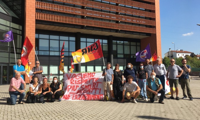 In sciopero per protestare contro il licenziamento della collega