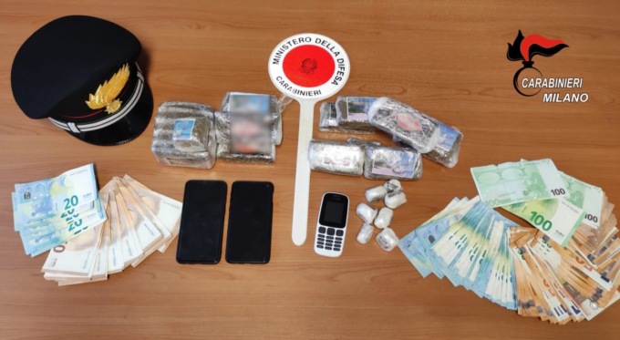 Spacciatore scappa a piedi sul Sempione, Carabiniere lo insegue e lo arresta