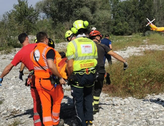 turbigo cade in scarpata salvato croce azzurra buscate carabinieri vigili del fuoco elisoccorso