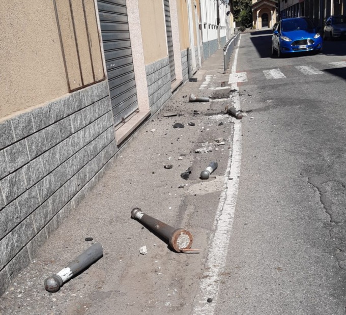 Perde il controllo dell’auto e fa “filotto” di paletti: poi si autodenuncia