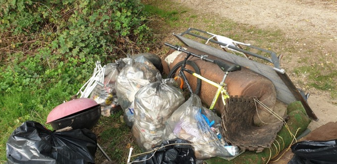 Letti, barbecue e biciclette nel fontanile