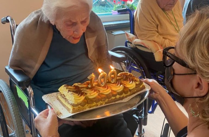 La signora Rebecca spegne 100 candeline