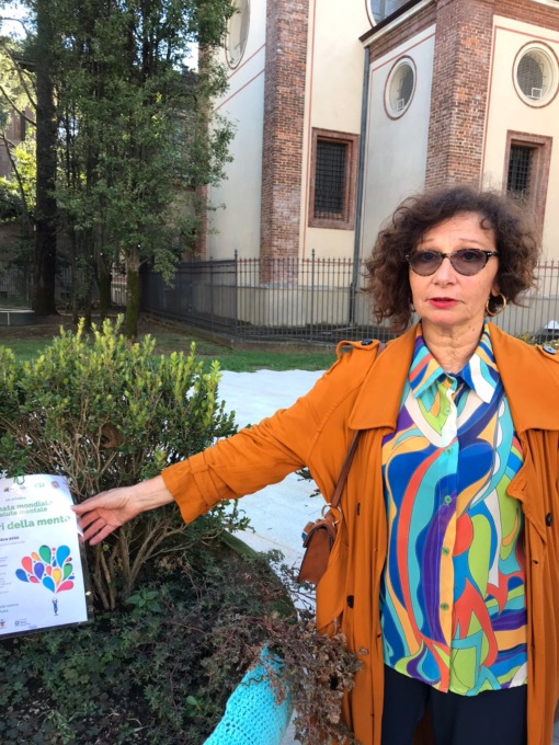 Piazza San Magno con l’abito colorato per la Giornata della Salute mentale