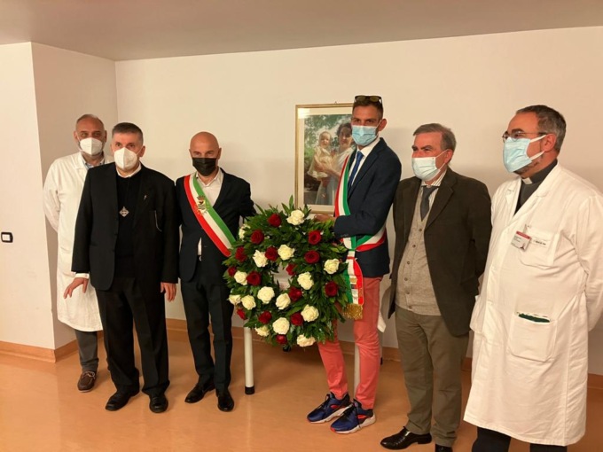 Centenario di Santa Gianna: omaggio floreale al reparto di ginecologia