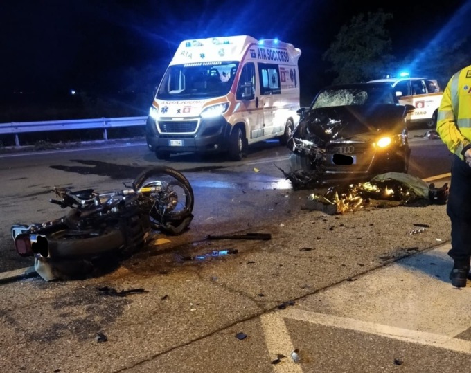 Frontale tra un’auto e una moto: muore un centauro