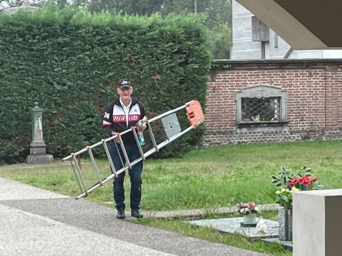 Costretti a portarsi la scala da casa per far visita ai defunti