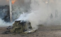 Incendio in cascina: in fumo 70 balle di fieno